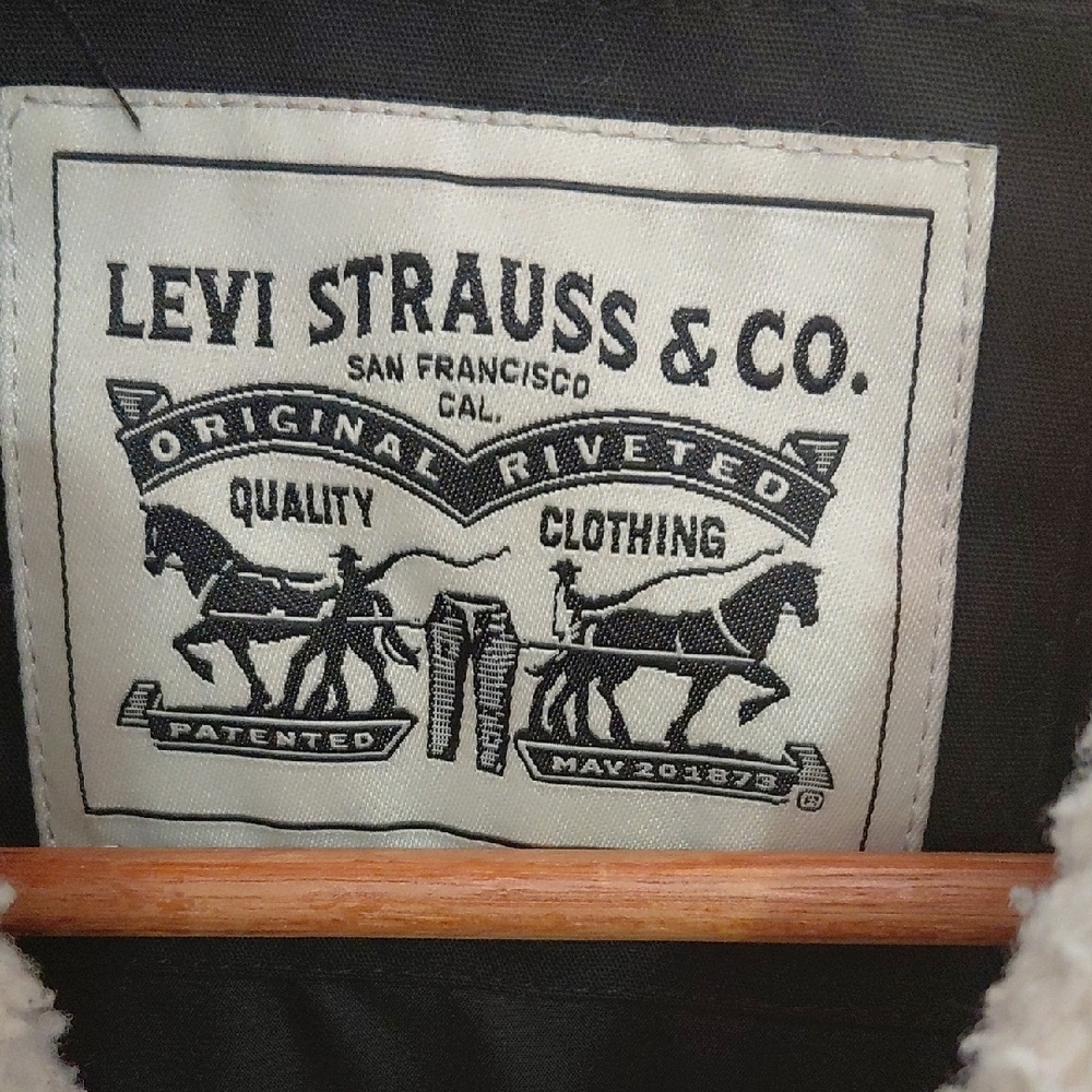 Levi's Black Puffer Jacket - Picture 6 of 9